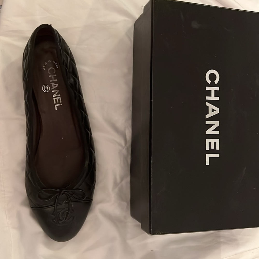 Elegant, classic Chanel flats . Size 41 . Amazing condition. Authentic . - Picture 2 of 9
